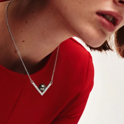 The Modern V-Pearl Drop